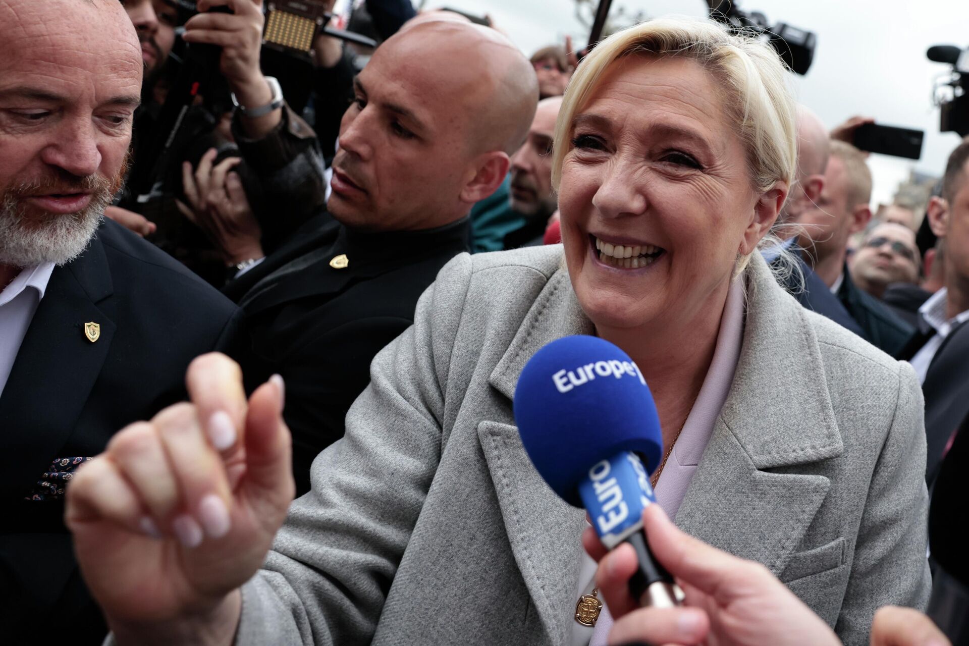 French far-right leader Marine Le Pen smiles as she arrives for a campaign stop Monday, April 18, 2022 in Saint-Pierre-en-Auge, Normandy. French President Emmanuel Macron is facing off against far-right challenger Marine Le Pen in France's April 24 presidential runoff.  - Sputnik International, 1920, 24.04.2022