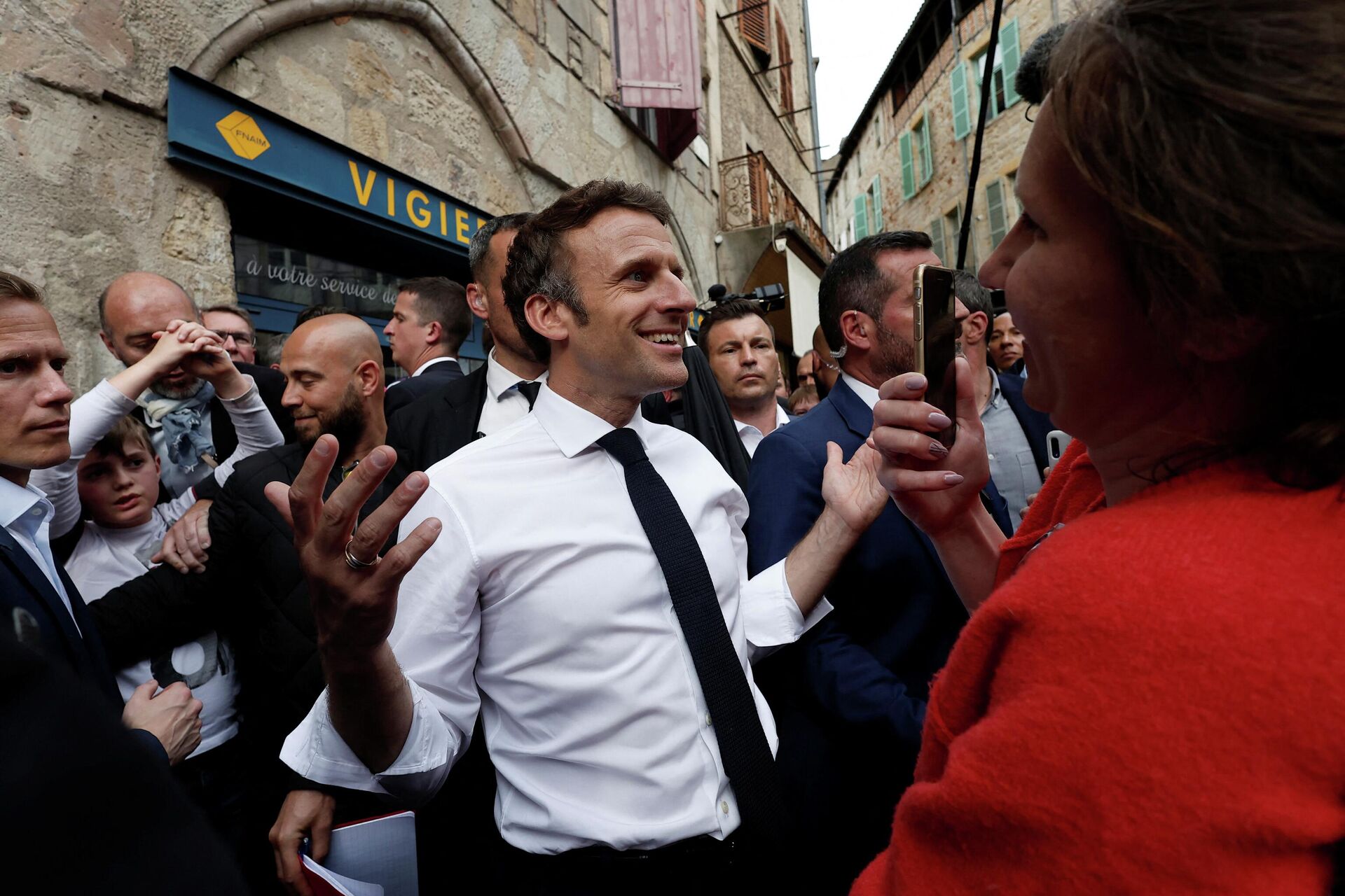 Centrist candidate and French President Emmanuel Macron reacts as he meets residents after a campaign rally Friday, April 22, 2022 in Figeac, southwestern France. Emmanuel Macron is facing off against far-right challenger Marine Le Pen in France's April 24 presidential runoff. - Sputnik International, 1920, 24.04.2022