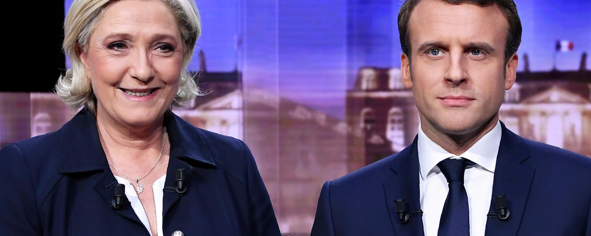 French presidential election candidate for the far-right Front National party, Marine Le Pen, left, and French presidential election candidate for the En Marche ! movement, Emmanuel Macron, pose prior to the start of a live broadcast face-to-face televised debate in La Plaine-Saint-Denis, north of Paris, May 3, 2017. It's meant to be the climax of France's presidential campaign. Centrist French President Emmanuel Macron and far-right contender Marine Le Pen are facing each other Wednesday April 20, 2022 evening in a one-on-one televised debate that promises to be challenging for both of them _ and may be decisive ahead of Sunday's runoff vote.  - Sputnik International, 1920, 30.05.2024
