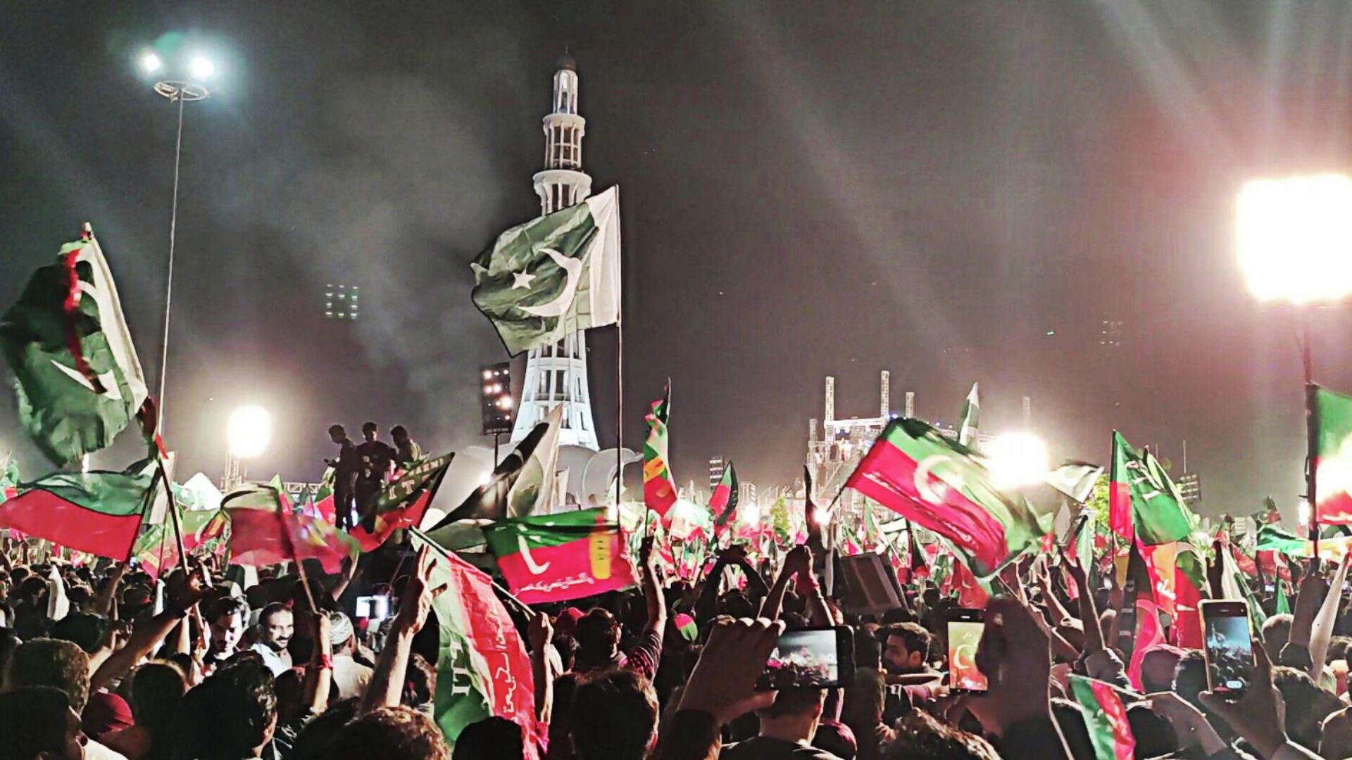 Former Prime Minister Imran Khan holds a massive rally in Pakistan's eastern city of Lahore on 21 April 2022. - Sputnik International, 1920, 24.04.2022