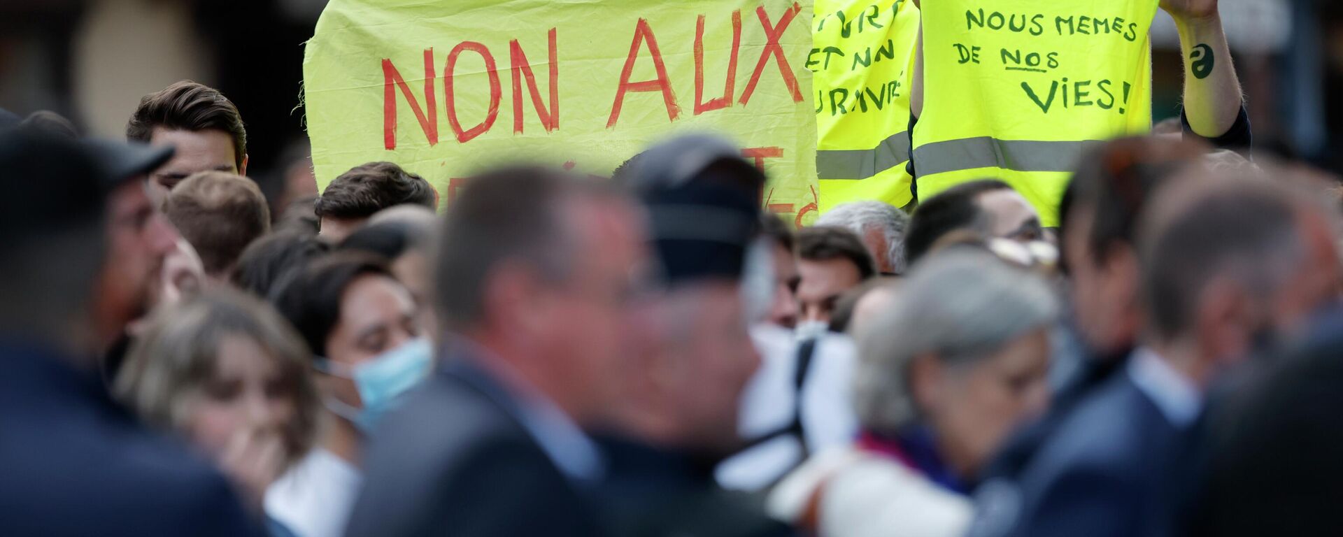 Protestors hold a yellow vest reading: we decide our own lives, before a campaign rally of Current French President and centrist presidential candidate for reelection Emmanuel Macron, in Strasbourg, eastern France, Tuesday, April 12, 2022 .  - Sputnik International, 1920, 24.04.2022