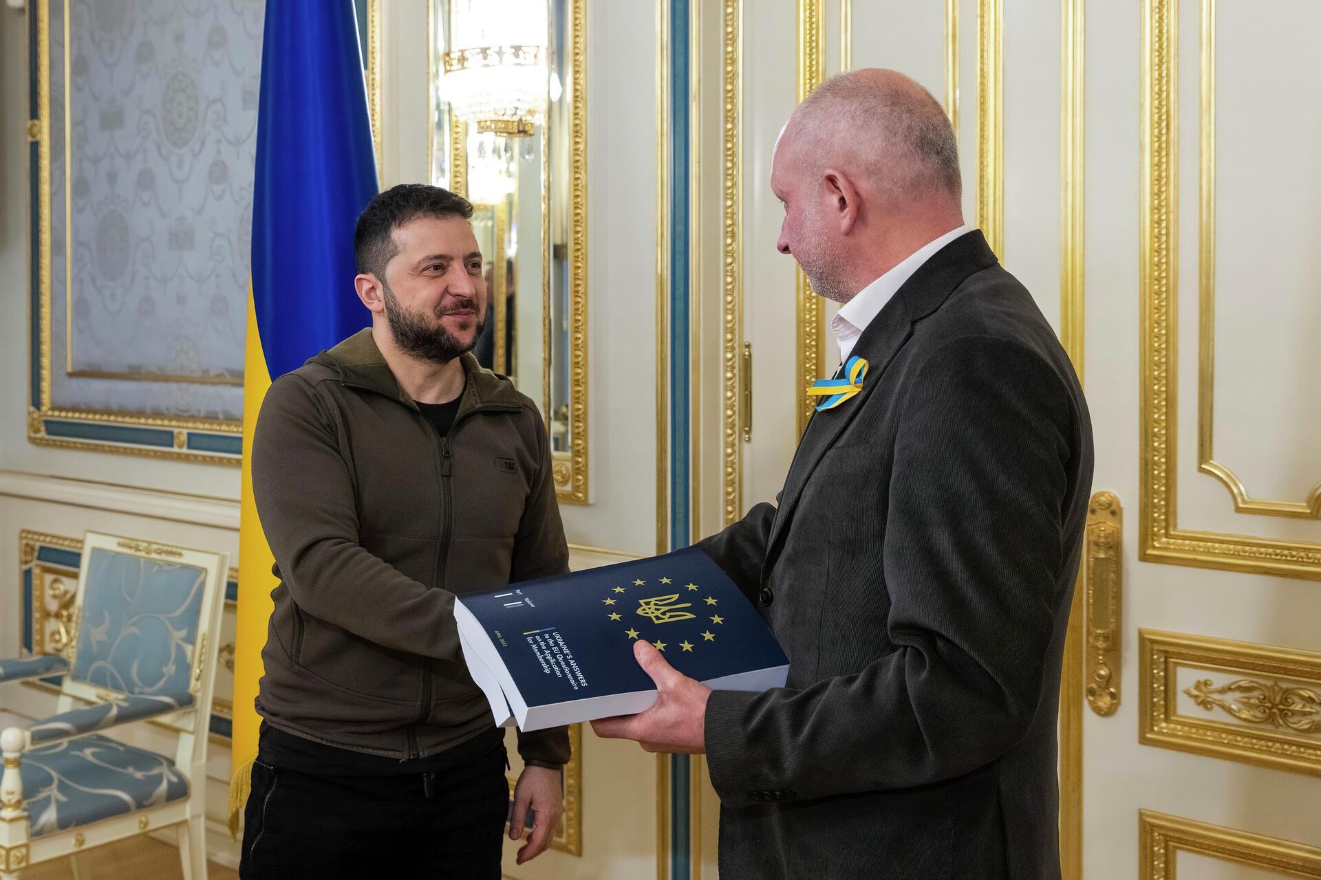 In this image provided by the Ukrainian Presidential Press Office, Ukrainian President Volodymyr Zelensky presents Matti Maasikas, head of the Delegation of the European Union to Ukraine, with the two-volume set of Ukraine's answers to the European Union questionnaire, the first step in his campaign to obtain accelerated EU membership, in Kiev, Ukraine, Monday, April 18, 2022.  - Sputnik International, 1920, 27.05.2022