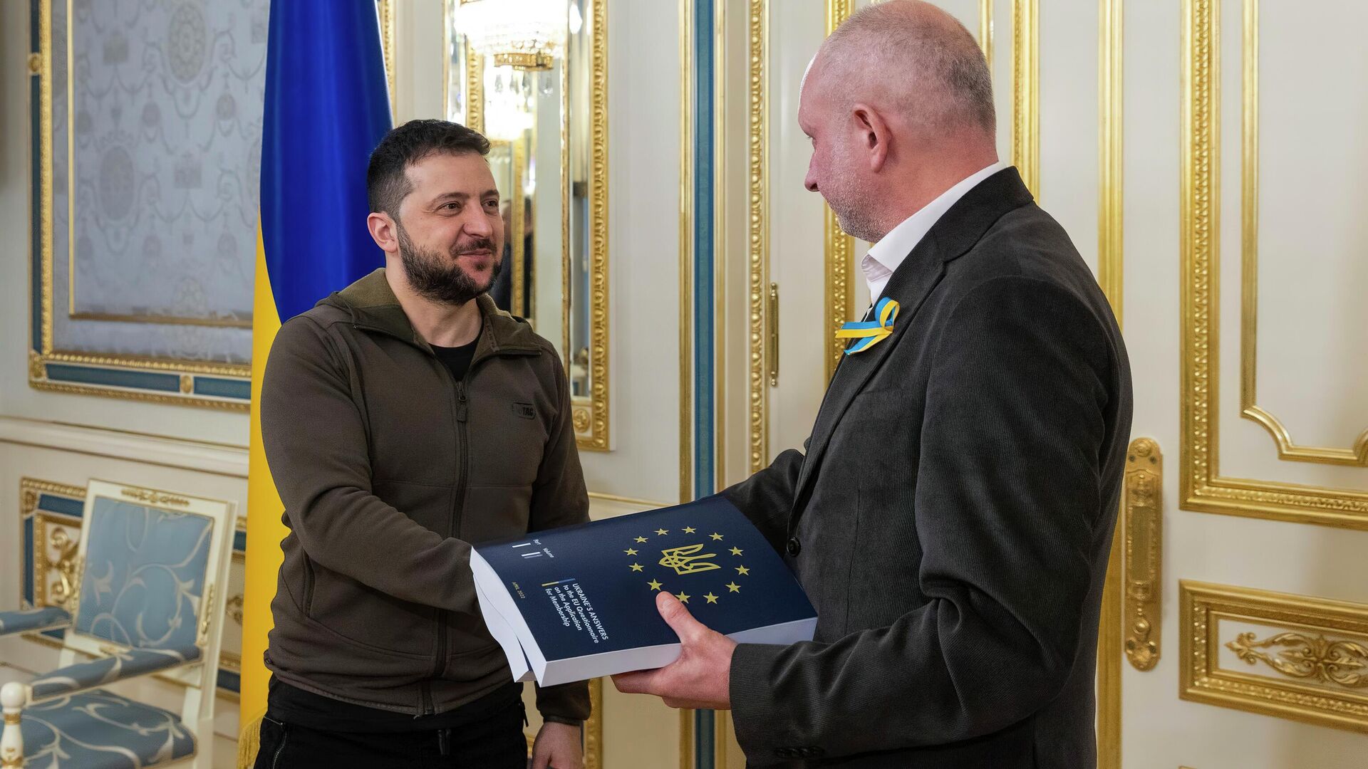 In this image provided by the Ukrainian Presidential Press Office, Ukrainian President Volodymyr Zelensky presents Matti Maasikas, head of the Delegation of the European Union to Ukraine, with the two-volume set of Ukraine's answers to the European Union questionnaire, the first step in his campaign to obtain accelerated EU membership, in Kiev, Ukraine, Monday, April 18, 2022.  - Sputnik International, 1920, 19.07.2022