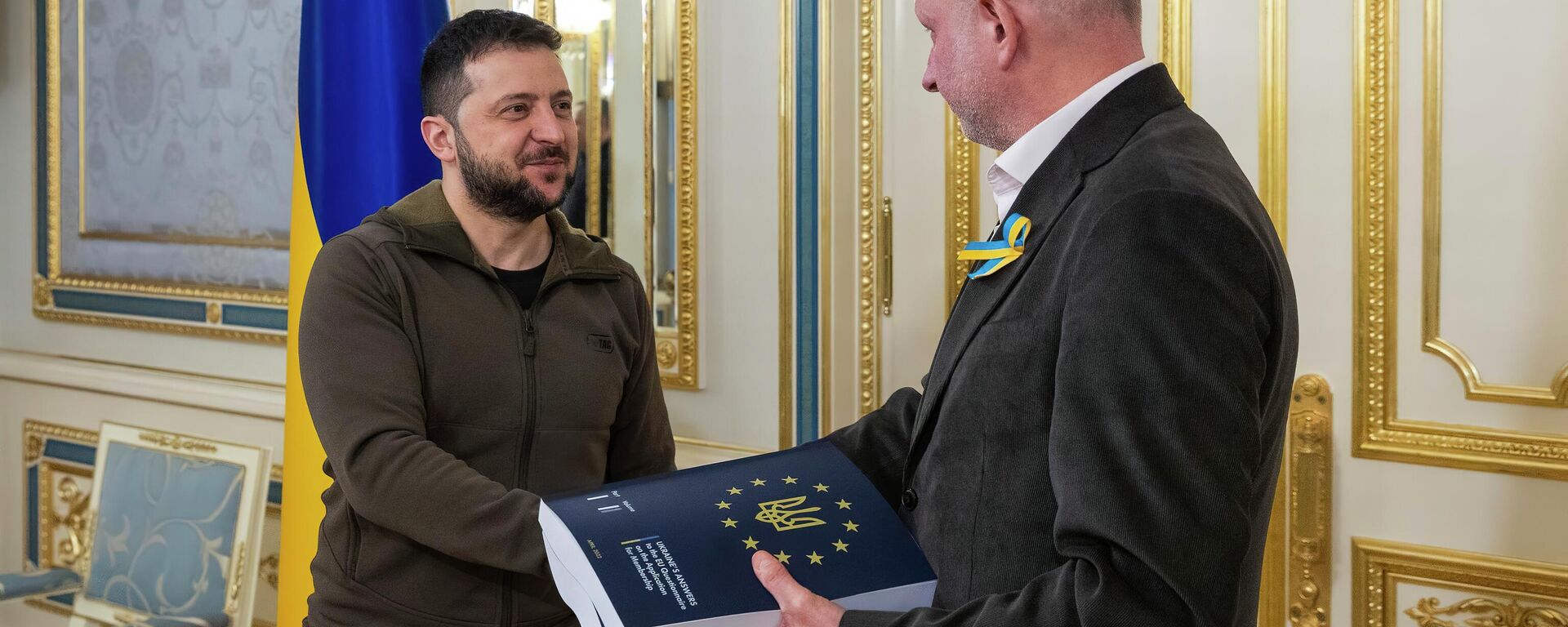 In this image provided by the Ukrainian Presidential Press Office, Ukrainian President Volodymyr Zelensky presents Matti Maasikas, head of the Delegation of the European Union to Ukraine, with the two-volume set of Ukraine's answers to the European Union questionnaire, the first step in his campaign to obtain accelerated EU membership, in Kiev, Ukraine, Monday, April 18, 2022.  - Sputnik International, 1920, 19.07.2022
