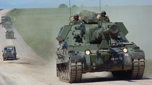 AS-90 howitzer moving along a road at the Larkhill Artillery Range. File photo. - Sputnik International