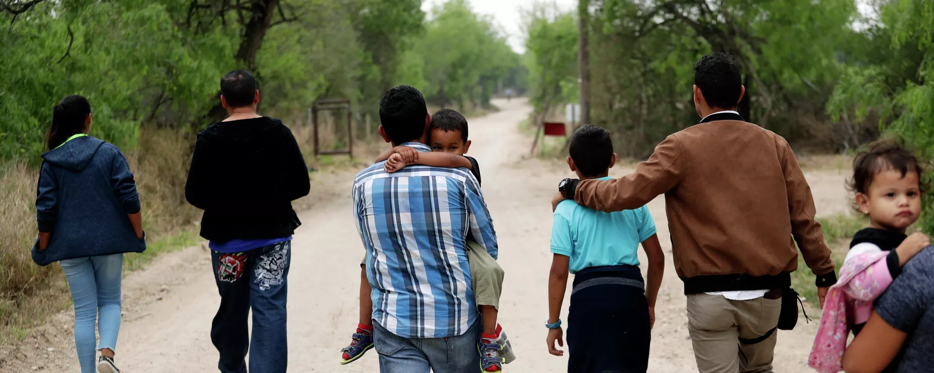 A group of migrant families walk from the Rio Grande, the river separating the U.S. and Mexico in Texas, near McAllen, Texas, March 14, 2019.  - Sputnik International, 1920, 20.08.2024