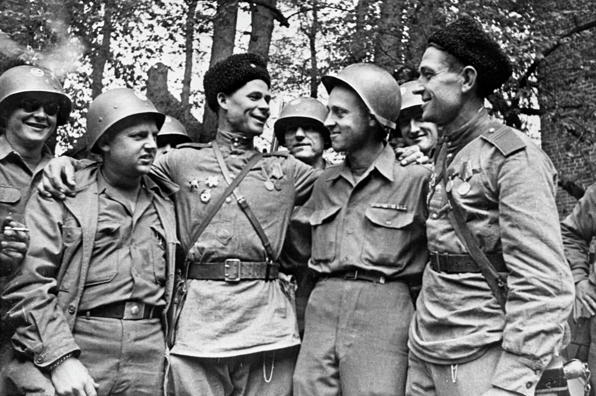 Meeting of American and Soviet soldiers on April 25, 1945 near the city of Torgau. - Sputnik International, 1920, 31.12.2022