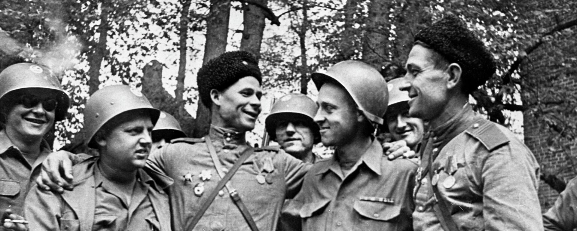 Meeting of American and Soviet soldiers on April 25, 1945 near the city of Torgau. - Sputnik International, 1920, 25.04.2022