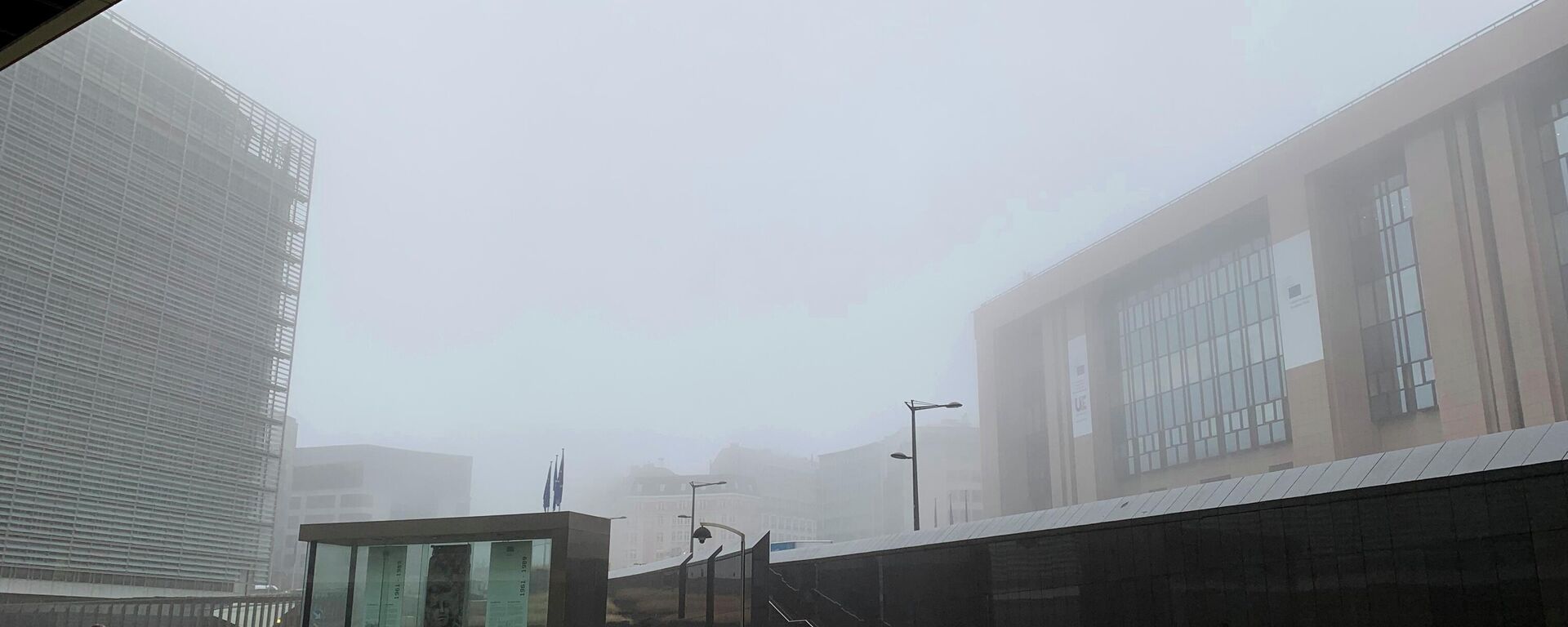 A woman walks across the courtyard from the European Commission building, left, to the European Council building, right, as the fog settles in Brussels, Tuesday, Jan. 25, 2022. - Sputnik International, 1920, 15.02.2023