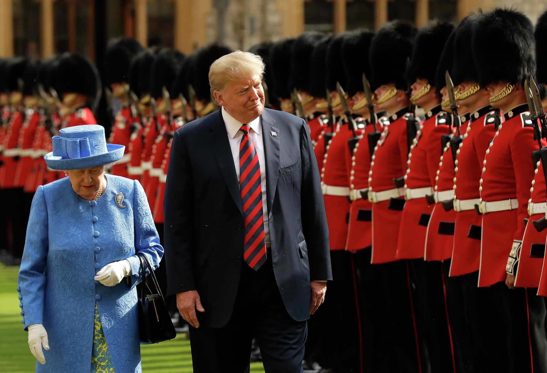 In this July 13, 2018, file photo U.S. President Donald Trump and Britain's Queen Elizabeth II inspect a Guard of Honour, formed of the Coldstream Guards at Windsor Castle in Windsor, England.  - Sputnik International, 1920, 25.04.2022