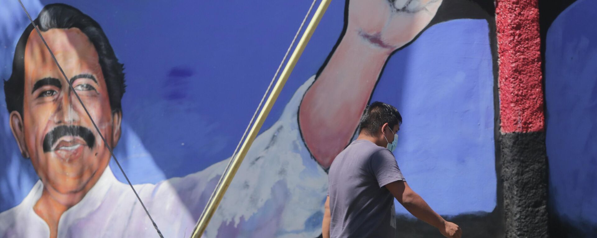A man walks past a mural of Nicaraguan President Daniel Ortega during general elections in Managua, Nicaragua, Sunday, Nov. 7, 2021. - Sputnik International, 1920, 25.04.2022