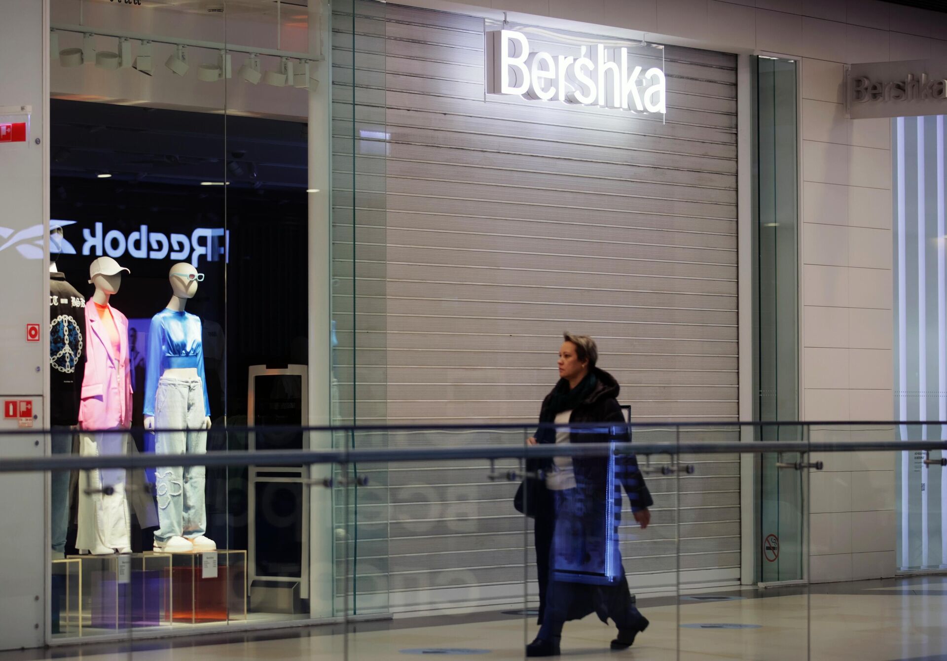 A woman walks through shopping mall in Moscow - Sputnik International, 1920, 25.04.2022