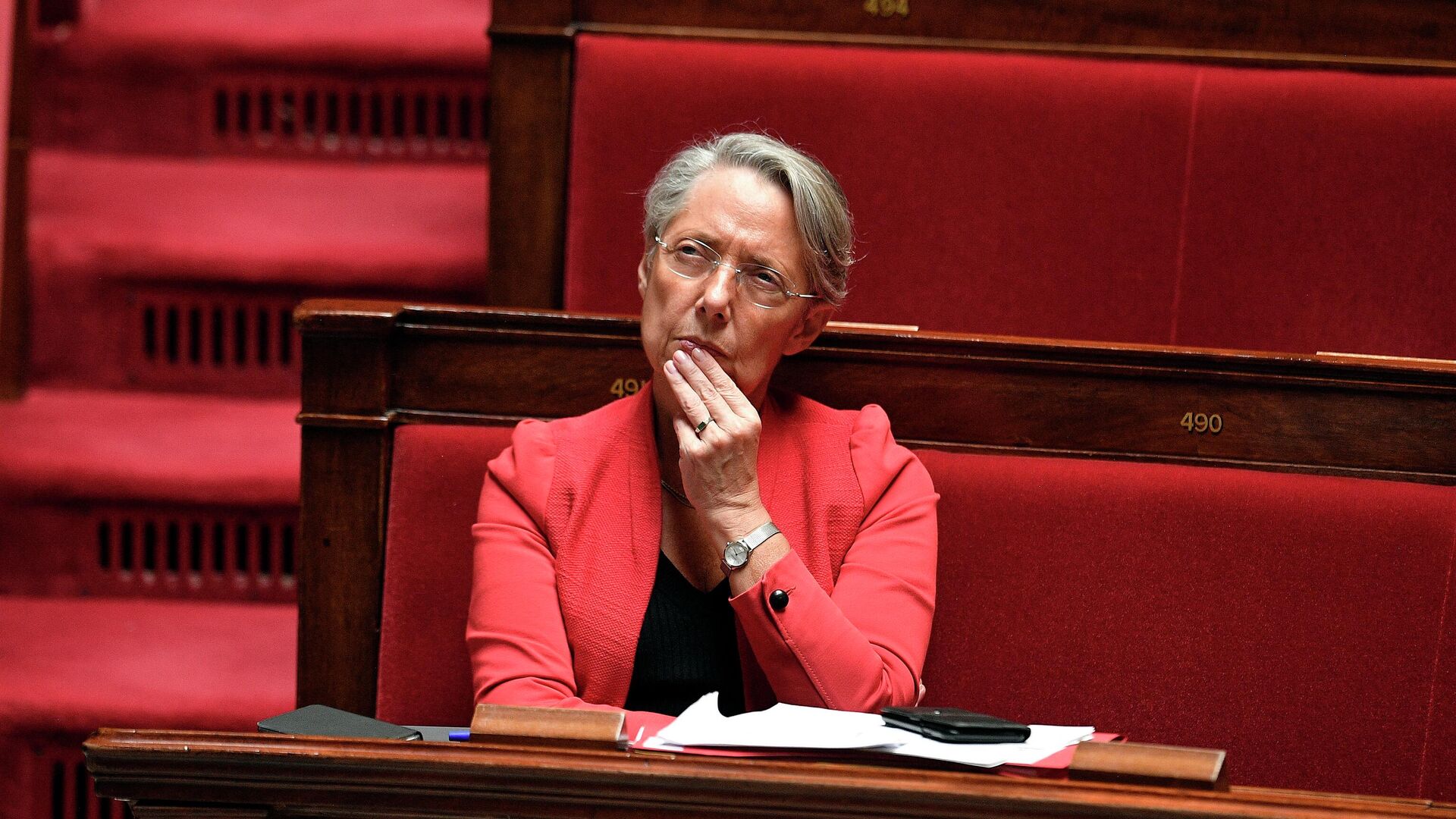 Elisabeth Borne, Minister for the Ecological and Inclusive Transition listens to French Prime Minister Edouard Philippe presenting his plan to exit from the lockdown at the National Assembly in Paris, Tuesday, April 28, 2020.  - Sputnik International, 1920, 17.09.2023