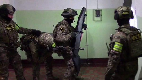 Russian FSB squad prepares to storm apartment - Sputnik International