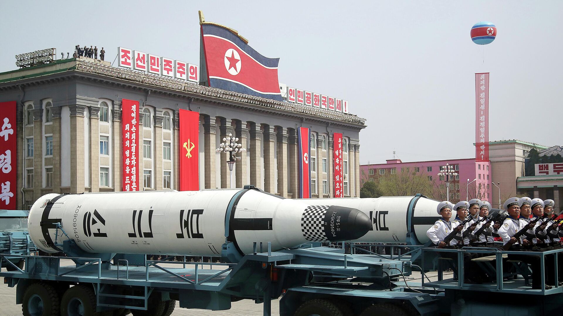 A submarine-launched ballistic missile is displayed in Kim Il Sung Square during a military parade in Pyongyang, North Korea, April 15, 2017, to celebrate the 105th birth anniversary of Kim Il Sung, the country's late founder and grandfather of current ruler Kim Jong Un.  - Sputnik International, 1920, 20.12.2022