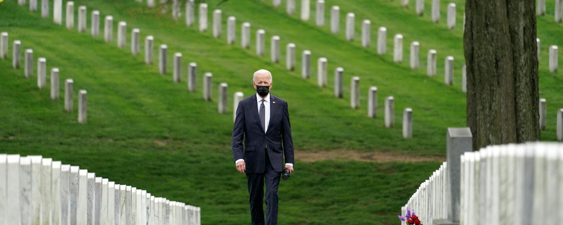 President Joe Biden visits Section 60 of Arlington National Cemetery in Arlington, Va., on April 14, 2021. - Sputnik International, 1920, 25.04.2022
