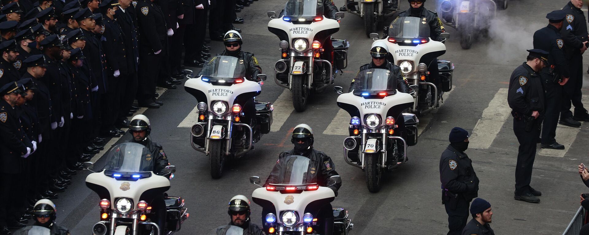 Motorcycle police from various jurisdictions lead an escort for the hearse carrying NYPD Officer Wilbert Mora's casket after Mora's funeral service at St. Patrick's Cathedral, Wednesday, Feb. 2, 2022, in New York. - Sputnik International, 1920, 26.04.2022