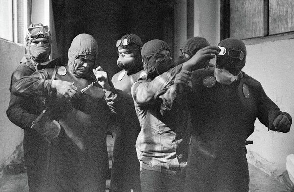 A group of liquidators prepares to move onto the roof of the Chernobyl Nuclear Power Plant following the disaster. - Sputnik International