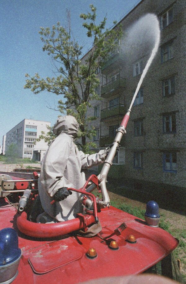 Decontamination in the city of Pripyat in the aftermath of the Chernobyl nuclear disaster. - Sputnik International