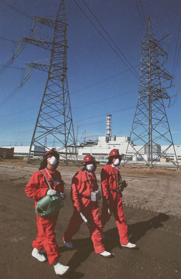 Dosimetrists measure radiation levels at the Chernobyl Nuclear Power Plant. - Sputnik International