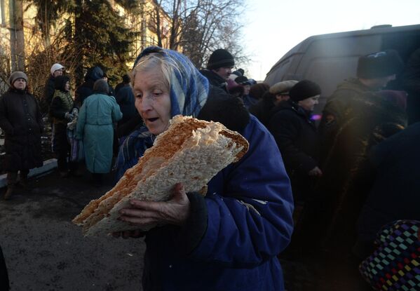 Hunger, no water, no heat, no medicine. These were the conditions for civilians who had nowhere to go. The elderly were forced to stand in long queues to get at least some food, risking being hit by mortar fire from the Ukrainian armed forces, who also shelled those receiving humanitarian aid.Photo: An elderly resident of Debaltsevo receives bread from the Donbass People’s Militia, February 2015. - Sputnik International