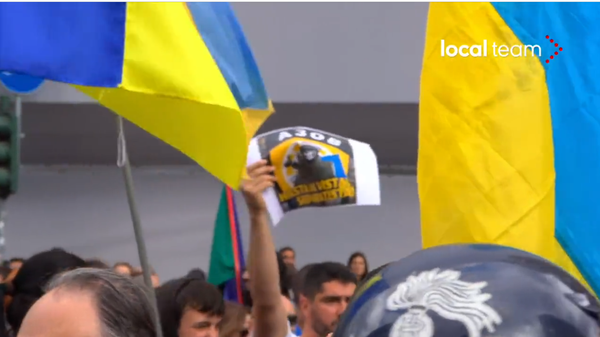 Italians scream “Nazis!” to Ukrainian refugees marching with Azov emblems during Liberation Day parade - Sputnik International