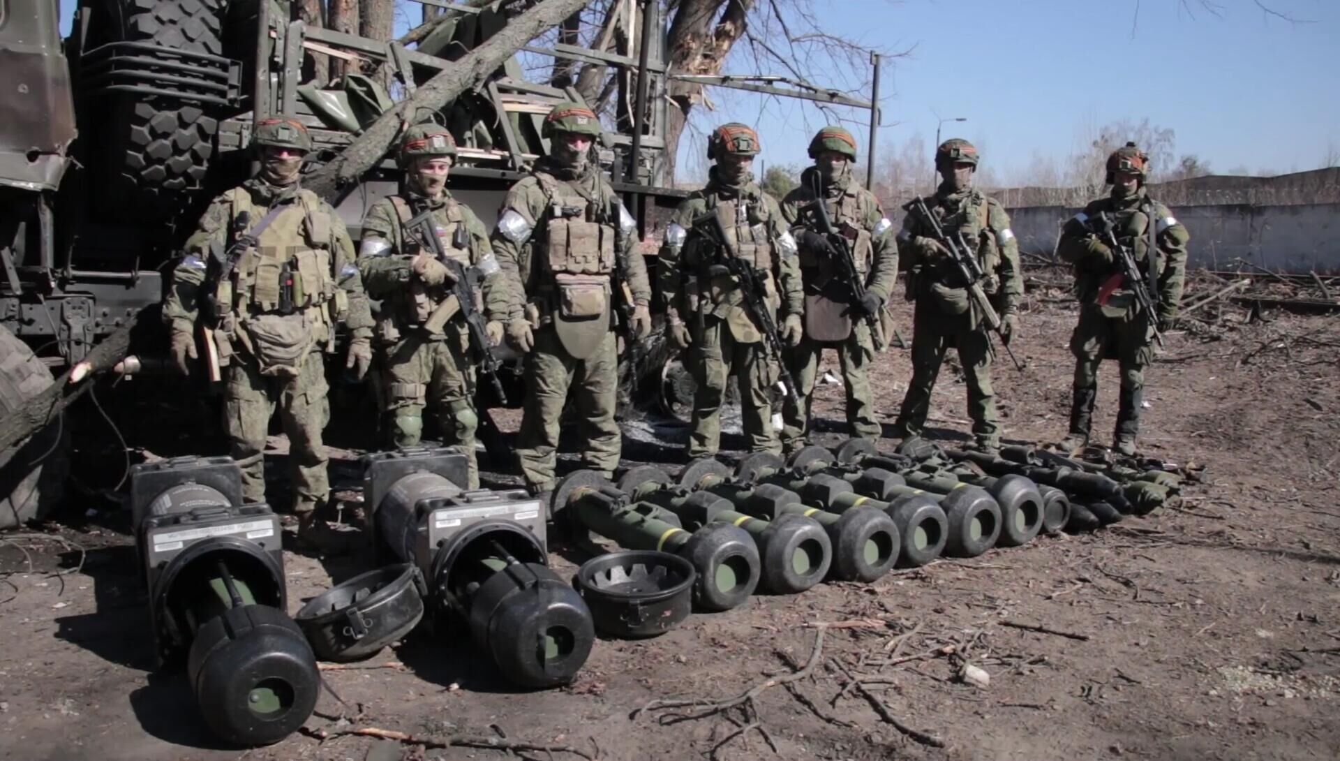 Russian servicemen are pictured by military equipment captured by Russian troops during Russia's military operation in Ukraine, near the village of Huta-Mezhyhirska, in Ukraine. Ten Javelin American-made portable anti-tank missile systems, grenade launchers, man-portable air-defense systems were discovered at a base that was taken under control of the Russian Armed Forces - Sputnik International, 1920, 17.05.2022