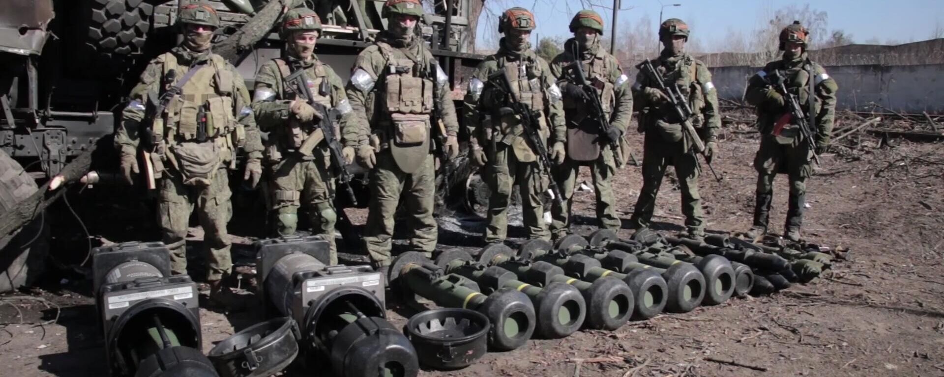 Russian servicemen are pictured by military equipment captured by Russian troops during Russia's military operation in Ukraine, near the village of Huta-Mezhyhirska, in Ukraine. Ten Javelin American-made portable anti-tank missile systems, grenade launchers, man-portable air-defense systems were discovered at a base that was taken under control of the Russian Armed Forces - Sputnik International, 1920, 01.05.2022