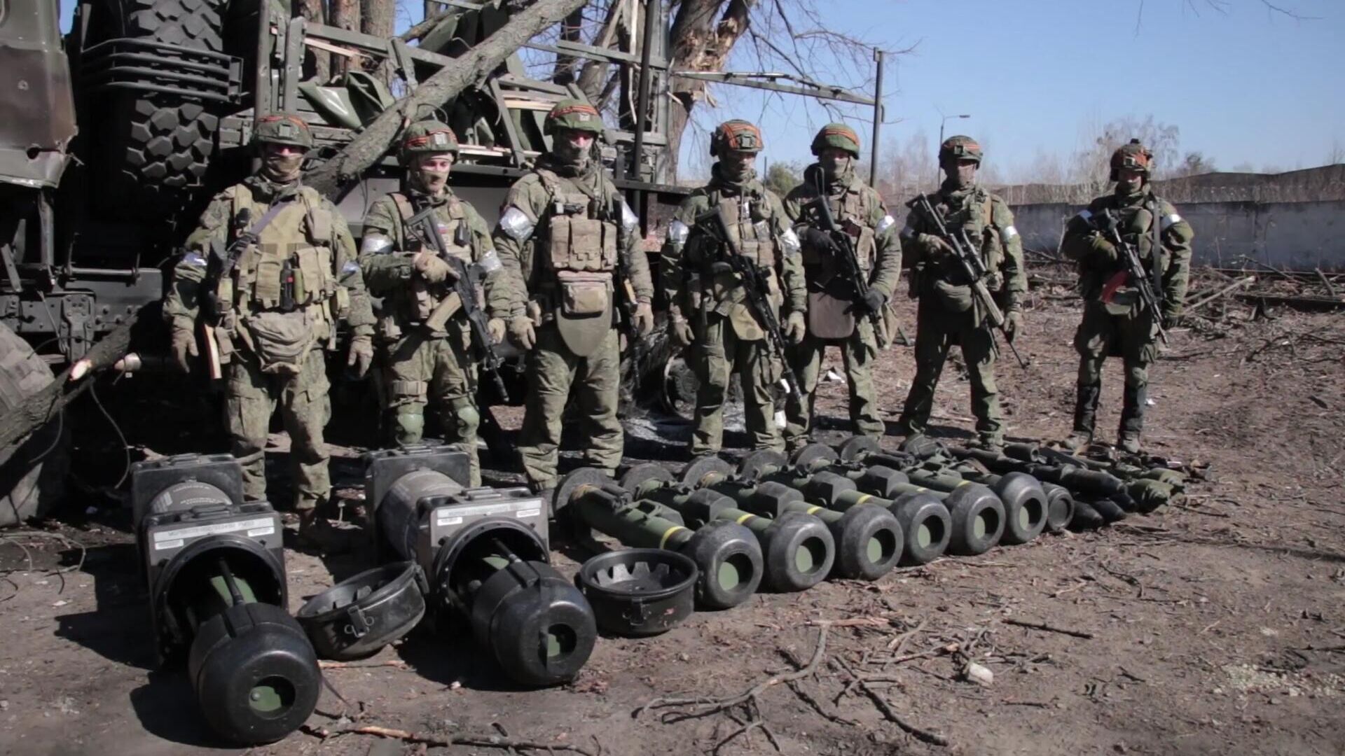 Russian servicemen are pictured by military equipment captured by Russian troops during Russia's military operation in Ukraine, near the village of Huta-Mezhyhirska, in Ukraine. Ten Javelin American-made portable anti-tank missile systems, grenade launchers, man-portable air-defense systems were discovered at a base that was taken under control of the Russian Armed Forces - Sputnik International, 1920, 11.05.2022