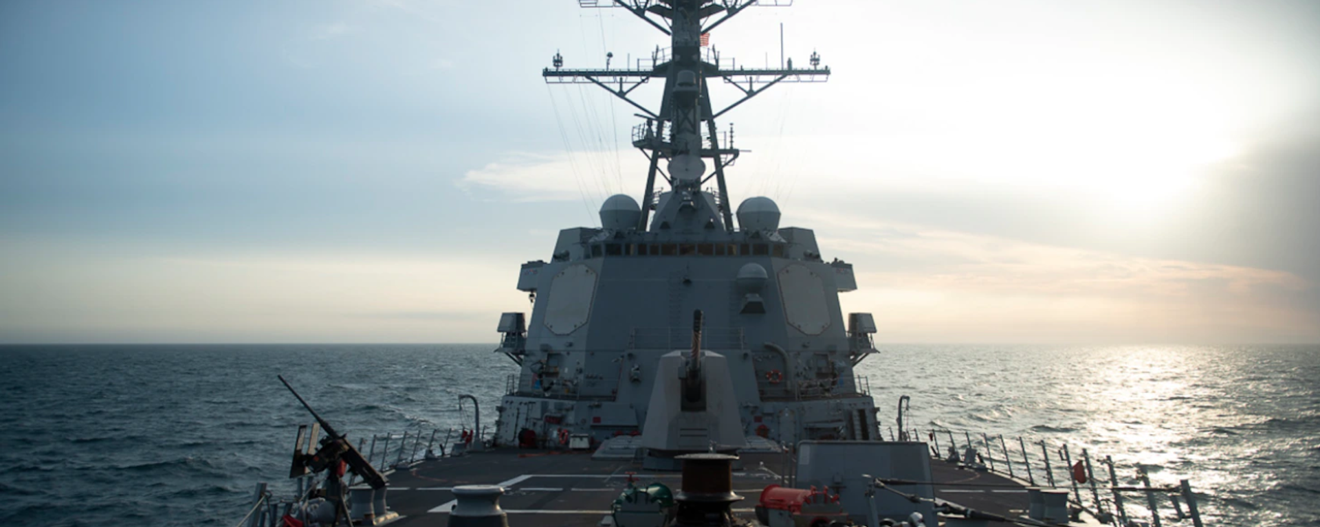 The Arleigh Burke-class guided-missile destroyer USS Sampson (DDG 102) conducted a routine Taiwan Strait transit April 26, 2022. - Sputnik International, 1920, 23.03.2023