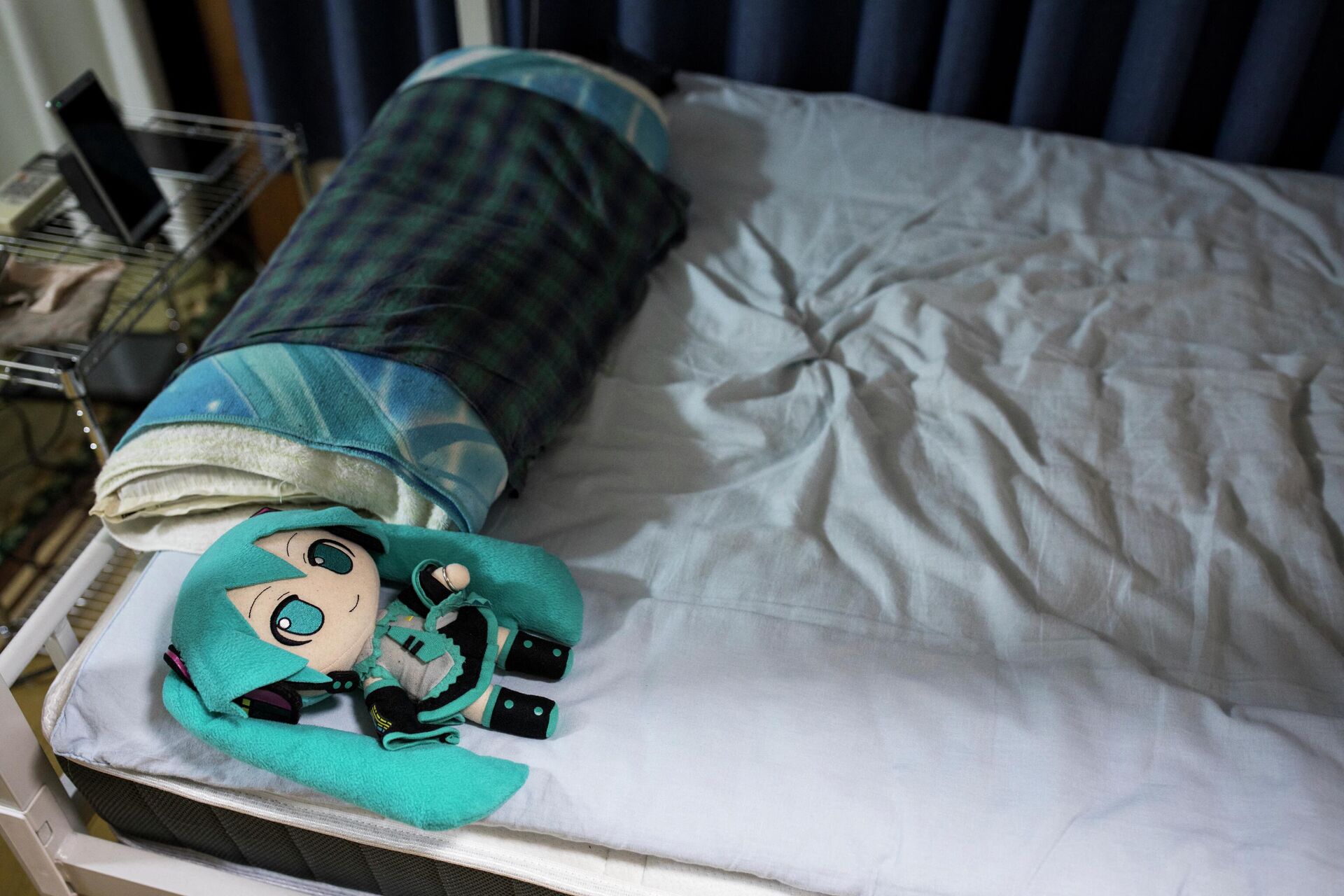 In this photograph taken on November 10, 2018 a doll of Japanese virtual reality singer Hatsune Miku, wearing a wedding ring, lies on the bed of Japanese Akihiko Kondo, at his apartment in Tokyo, a week after their marriage - Sputnik International, 1920, 28.04.2022