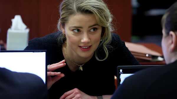 US actress Amber Heard speaks to her legal team during the 50 million US dollar Depp vs Heard defamation trial at the Fairfax County Circuit Court in Fairfax, Virginia, April 28, 2022 - Sputnik International