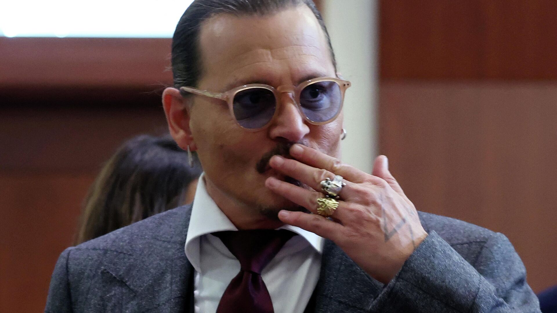 US actor Johnny Depp reacts to fans in the courtroom as court finishes for the day during the 50 million US dollar Depp vs Heard defamation trial at the Fairfax County Circuit Court in Fairfax, Virginia, April 28, 2022 - Sputnik International, 1920, 23.05.2022