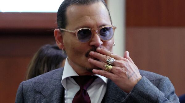 US actor Johnny Depp reacts to fans in the courtroom as court finishes for the day during the 50 million US dollar Depp vs Heard defamation trial at the Fairfax County Circuit Court in Fairfax, Virginia, April 28, 2022 - Sputnik International