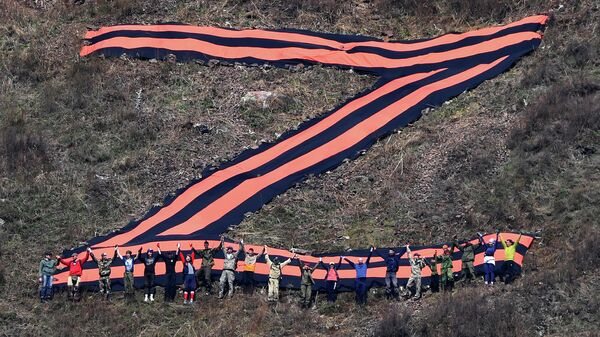 People posing with a giant letter 'Z' in Divnogorsk, Krasnoyask Region of Russia - Sputnik International