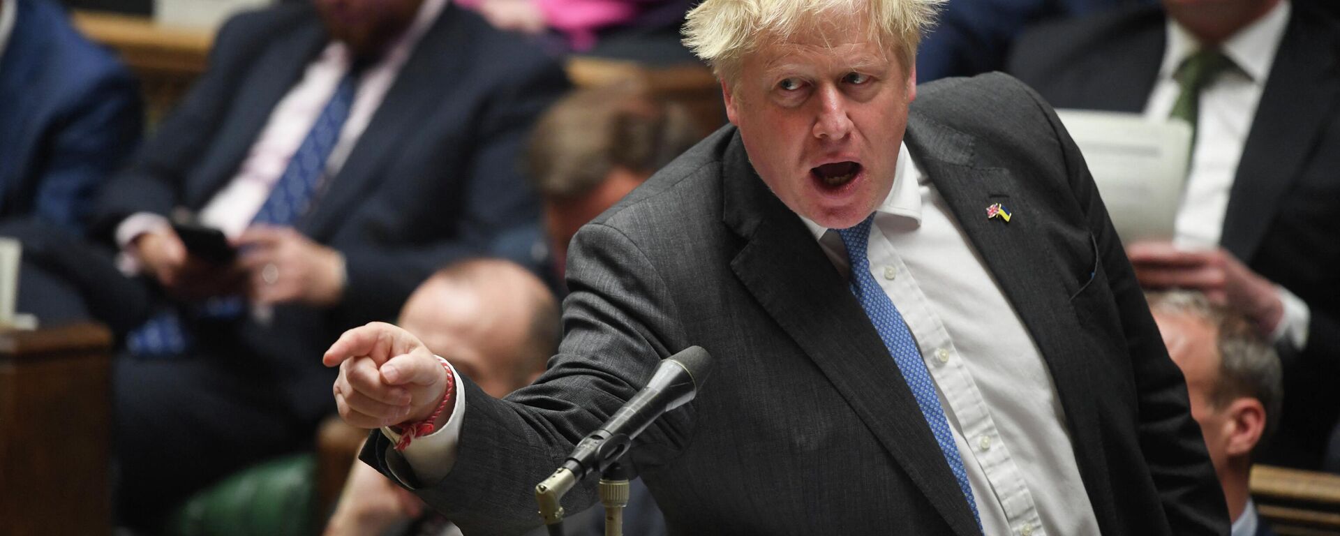 A handout photograph released by the UK Parliament shows Britain's Prime Minister Boris Johnson gesturing and speaking during during the Prime Minister's Questions (PMQ) session, in the House of Commons, in London, on April 27, 2022 - Sputnik International, 1920, 30.04.2022