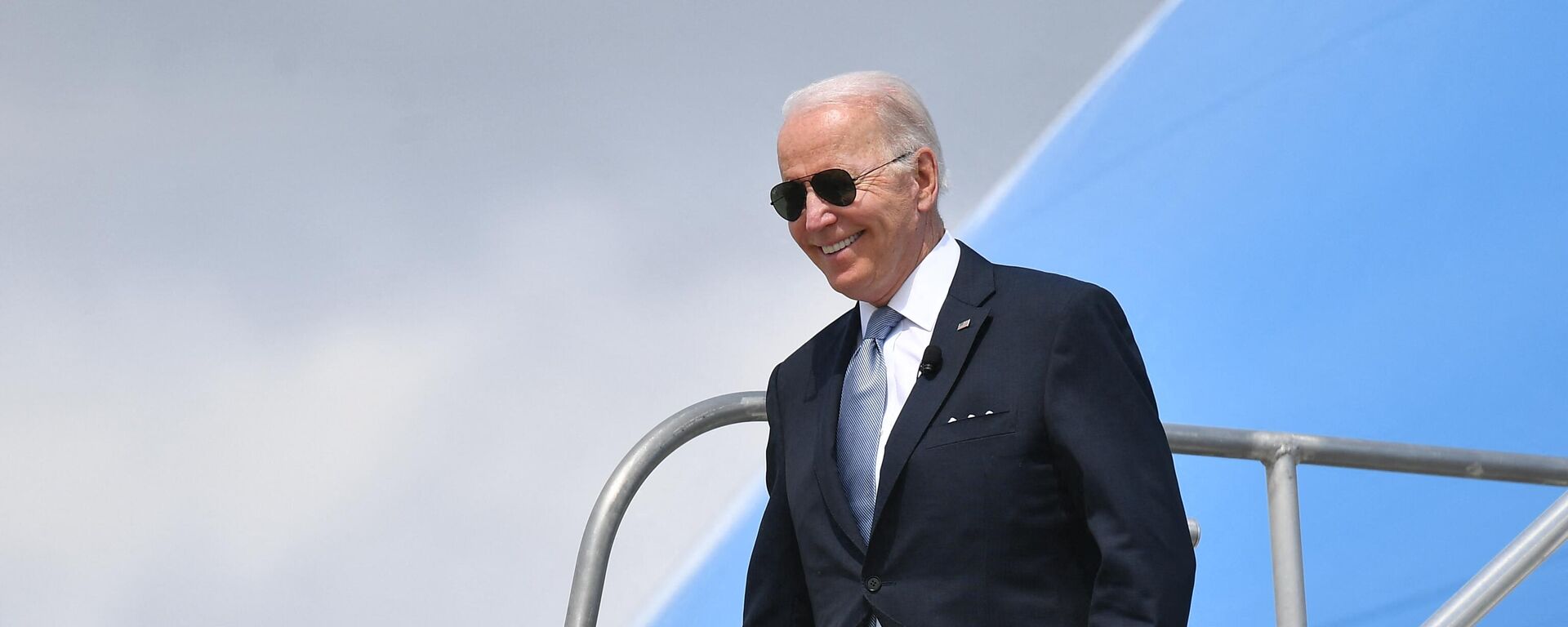 US President Joe Biden steps off Air Force One upon arrival at Portland International Airport in Portland, Oregon on April 21, 2022. (Photo by MANDEL NGAN / AFP) - Sputnik International, 1920, 22.05.2022