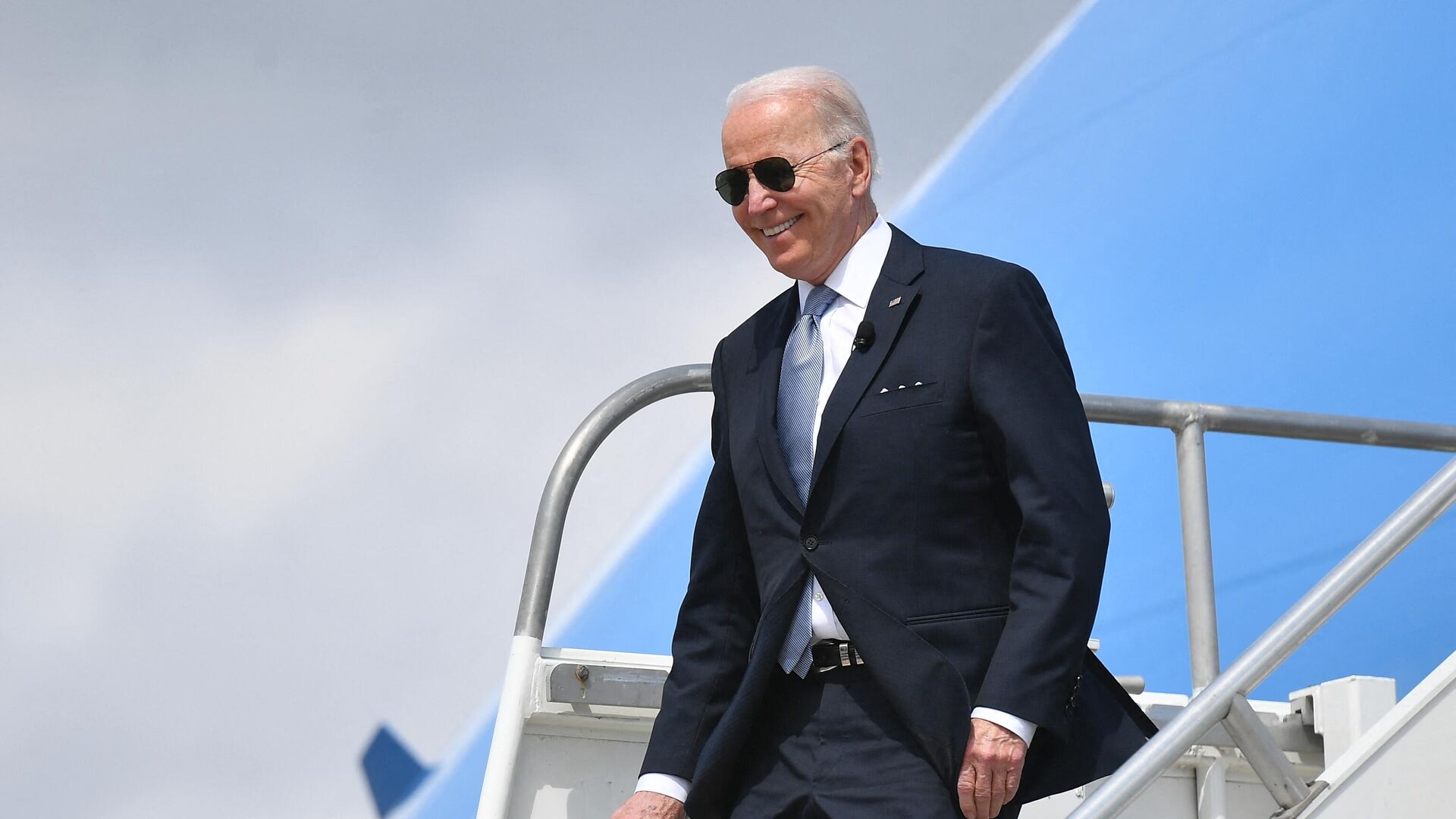US President Joe Biden steps off Air Force One upon arrival at Portland International Airport in Portland, Oregon on April 21, 2022. (Photo by MANDEL NGAN / AFP) - Sputnik International, 1920, 14.05.2022