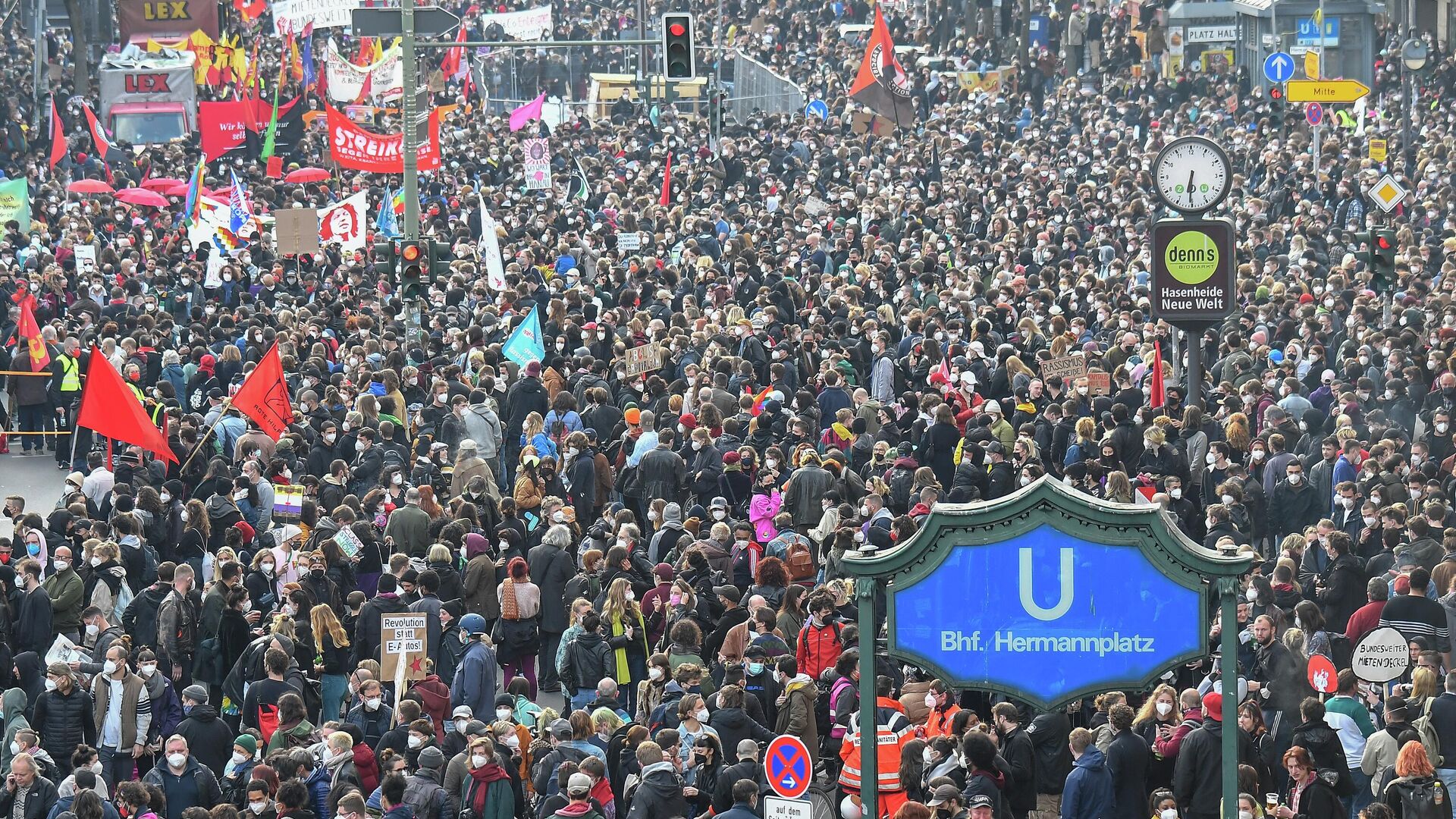 People gather for the so-called Revolutionary Mayday demontration at Hermannplatz in Berlin's Kreuzberg district on May 1, 2021.  - Sputnik International, 1920, 01.05.2022