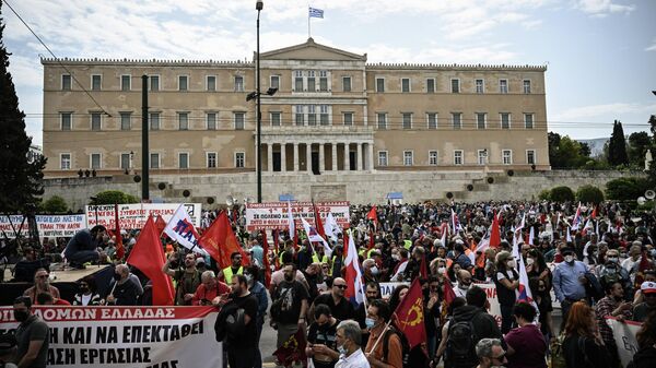 Protesters gather as they take part in the annual May Day (Labour Day) marking the international day of the worker, in Athens, on May 1, 2022.  - Sputnik International