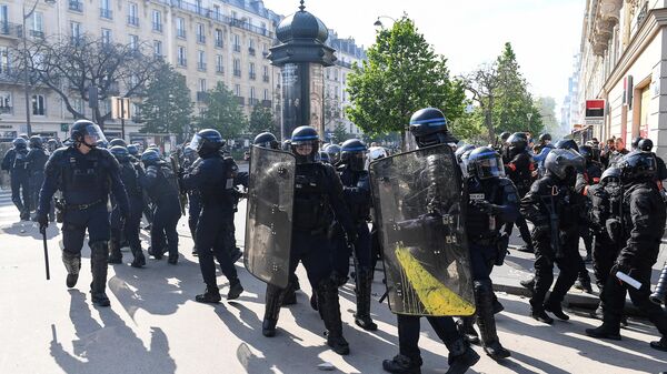 French police stand in a group on the Place de la Nation amid clashes with protesters on the sidelines of the annual May Day (Labour Day) rally, marking International Workers' Day, in Paris on May 1, 2022. - Sputnik International