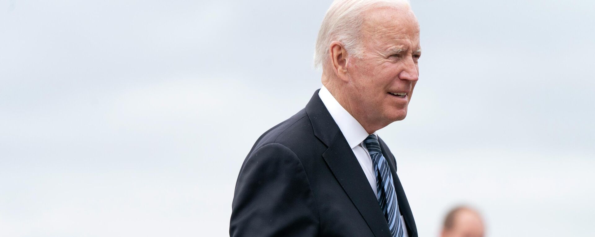President Joe Biden responds to a reporter as he boards Air Force One at Minneapolis-St. Paul International Airport after attending the memorial service for former Vice President Walter Mondale, Sunday, May 1, 2022, in Minneapolis. - Sputnik International, 1920, 31.05.2022