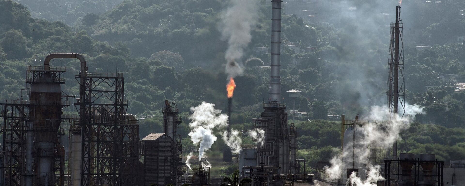 View of an oil refining plant of state-owned Petroleos de Venezuela (PDVSA) in Puerto La Cruz, Anzoategui state, Venezuela, on November 4, 2021. - Sputnik International, 1920, 02.05.2022