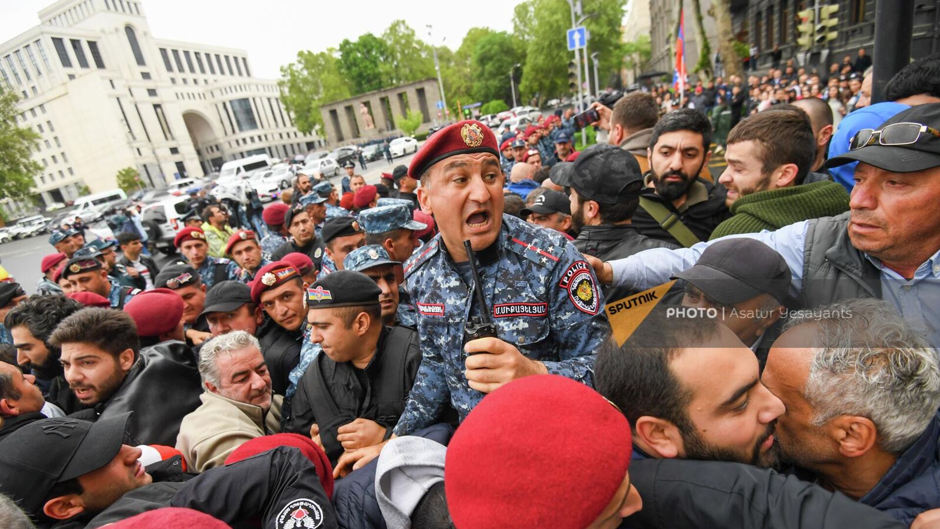 Police have started arresting protesters in Yerevan, Armenia that are blocking the central streets of the city in a massive opposition protest demanding the resignation of Prime Minister Nikol Pashinyan.  - Sputnik International, 1920, 02.05.2022