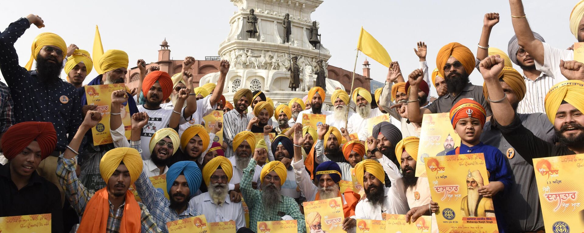 Members of the Sikh organization Akal Purakh Ki Fauj shout slogans and hold placards during 'Turban Day', which aims to inspire pride and maintain the distinct identity of Sikhs in the world, celebrations in Amritsar on April 13, 2022.  - Sputnik International, 1920, 02.05.2022