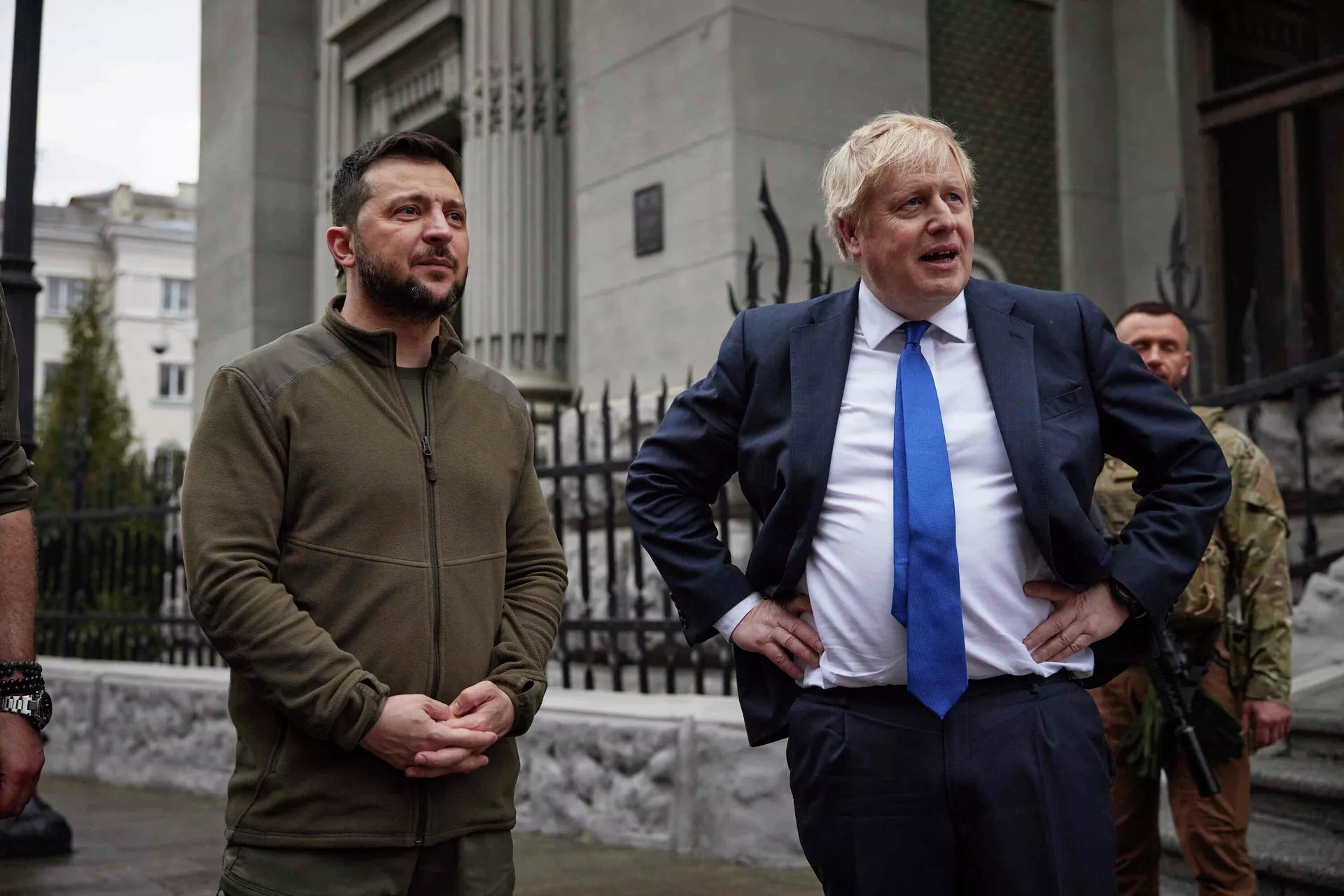 In this image provided by the Ukrainian Presidential Press Office, Ukrainian President Volodymyr Zelensky, left, and Britain's Prime Minister Boris Johnson talk during their walk in downtown Kiev, Ukraine, Saturday, April 9, 2022. - Sputnik International, 1920, 27.11.2023