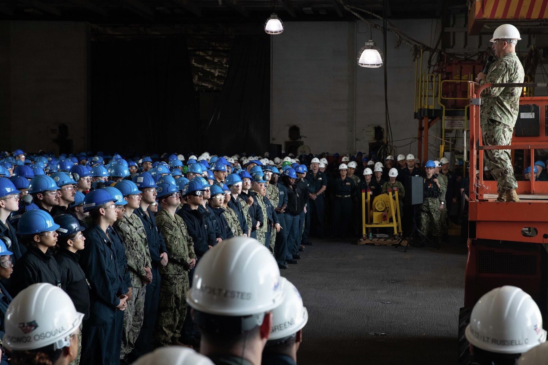 Master Chief Petty Officer of the Navy Russell L. Smith addresses the crew aboard the Nimitz-class aircraft carrier USS George Washington (CVN 73) during an all-hands call in the ship’s hangar bay April 22. George Washington is currently conducting refueling Complex Overhaul (RCOH) at Newport News Shipyard. RCOH is a multi-year project performed only during a carrier’s 50-year service life that includes refueling the ship’s two nuclear reactors, as well as significant repairs, upgrades, and modernization.  - Sputnik International, 1920, 03.05.2022