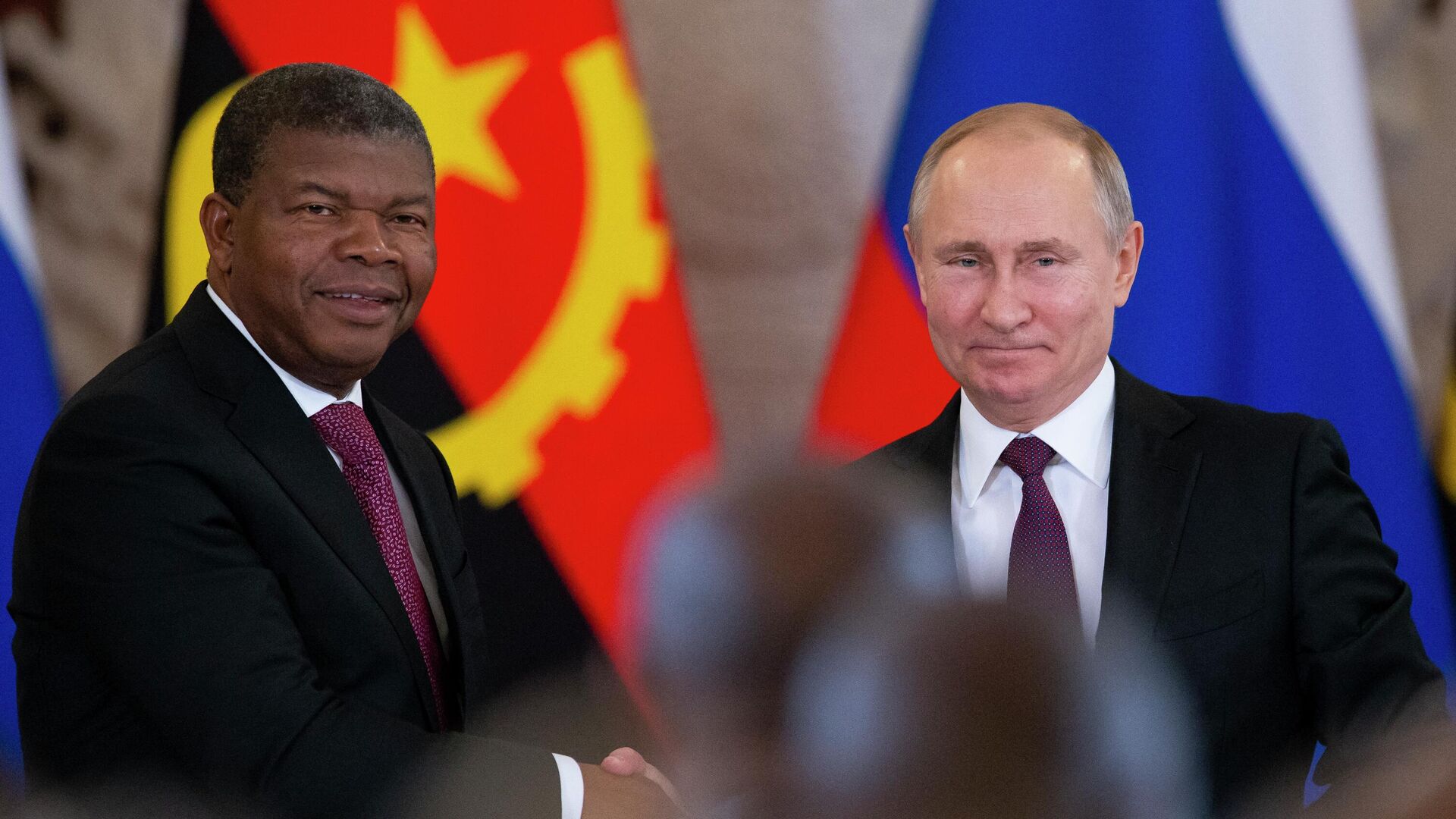 Russian President Vladimir Putin (R) shakes hands with Angola's President Joao Lourenco, after their talks at the Kremlin in Moscow - Sputnik International, 1920, 03.05.2022
