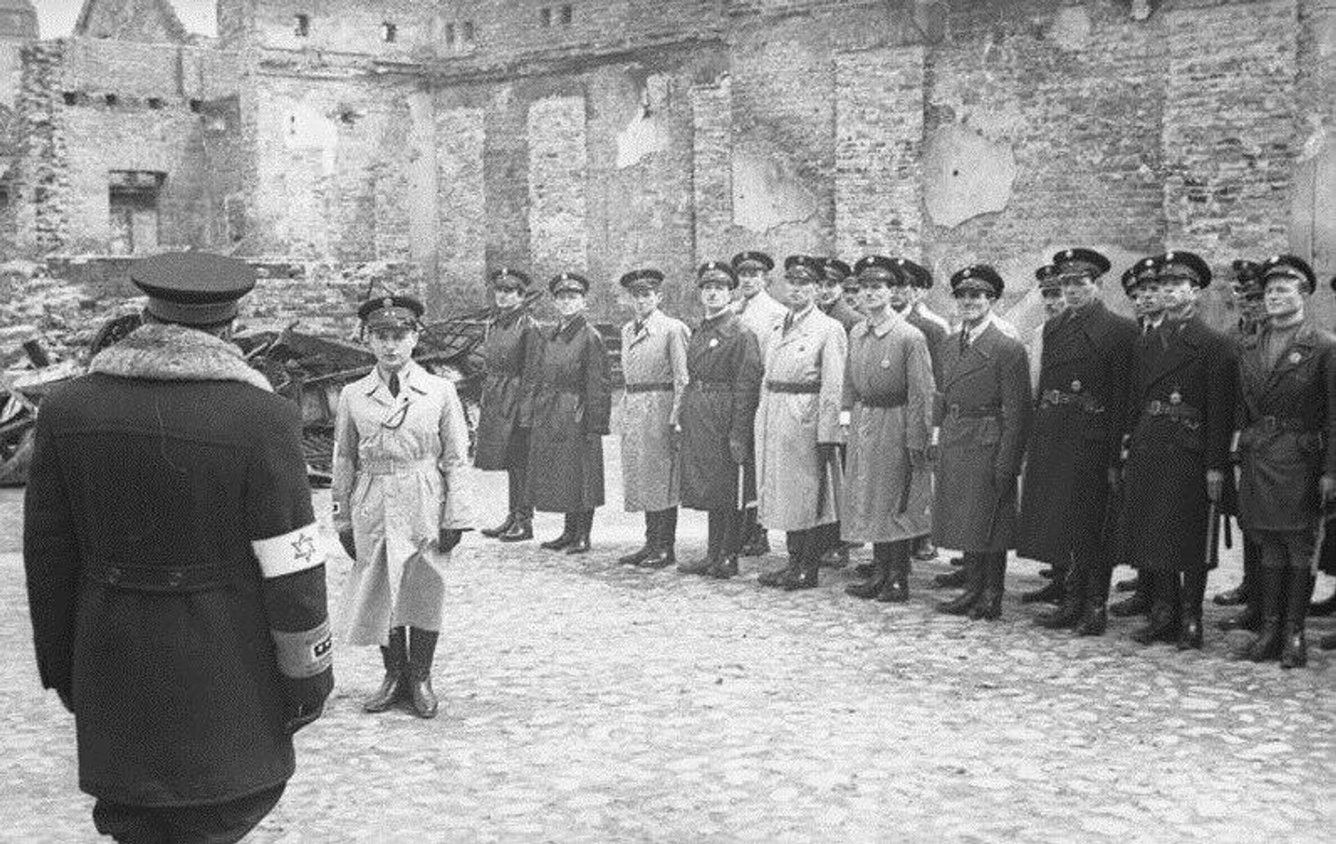 Jakub Lejkin reporting to the Nazi commandant in Warsaw, May 1941 - Sputnik International, 1920, 03.05.2022