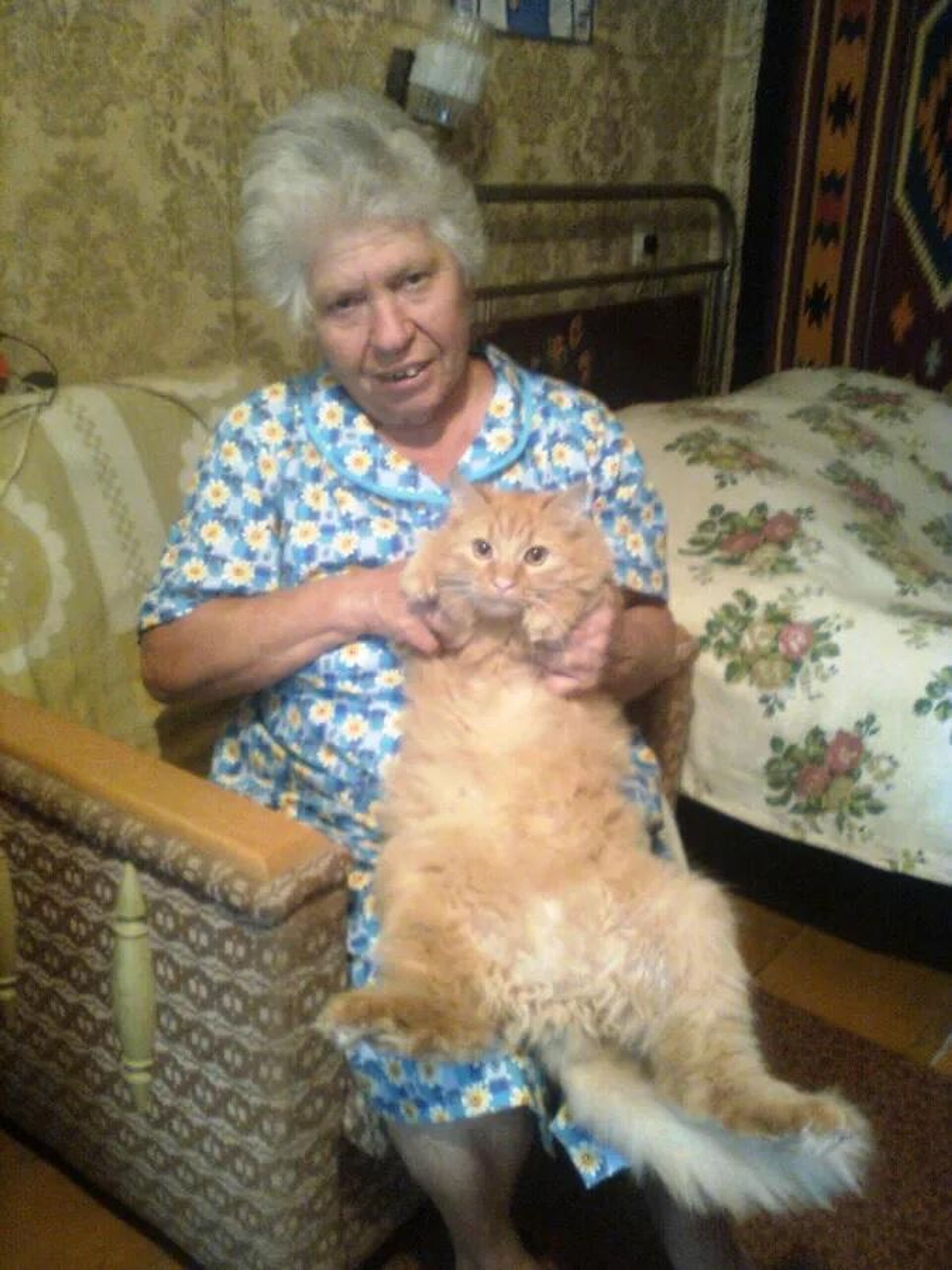 Percy the Cat with his owner Lydia Aleksandrovna, Galina Kondrashova's grandmother. - Sputnik International, 1920, 03.05.2022